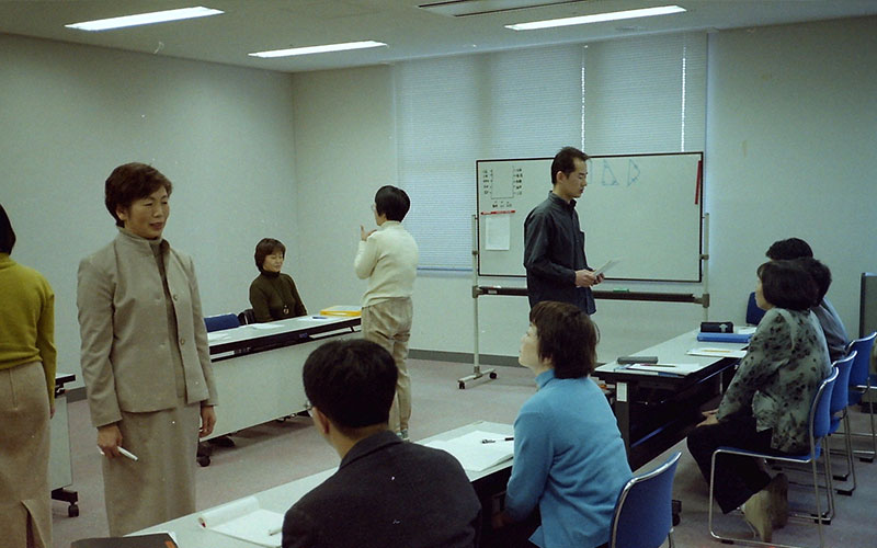 講師が定義や正しい答えを初めから与えるのではなく、受け手が自ら考え・発見し・到達できるようにします